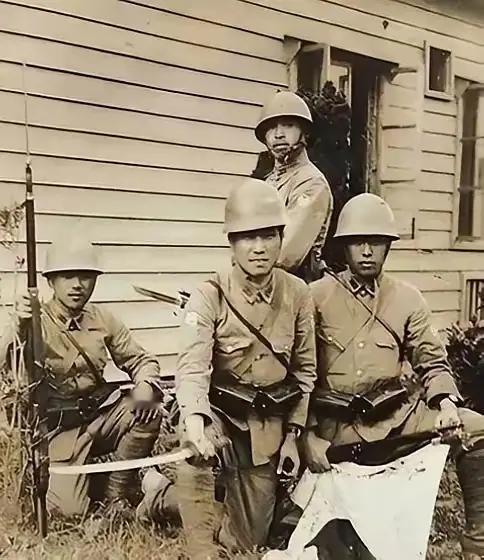 1943年，一铜匠被鬼子抓去搬弹药。鸡贼的铜匠每次趁鬼子不注意，扛着弹药箱偷摸的