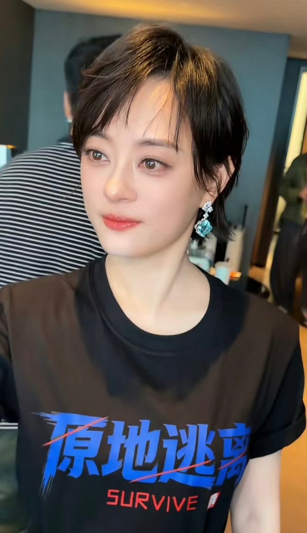 越简单越美的孙俪越简单越美俪抛开精致礼服选择剧组便装出席活动，孙俪松弛随性的状态