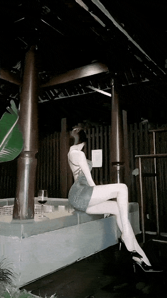 一杯酒，一个女人，人生如此简单，承载了多少男人的梦想。