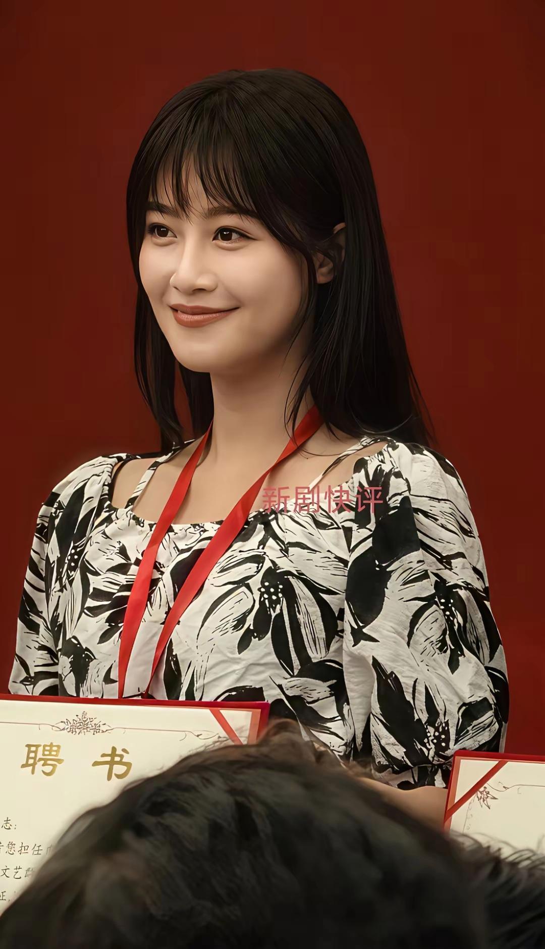 蓝盈莹素颜状态超能打，原生五官清爽精致，颜值十分耐看。 