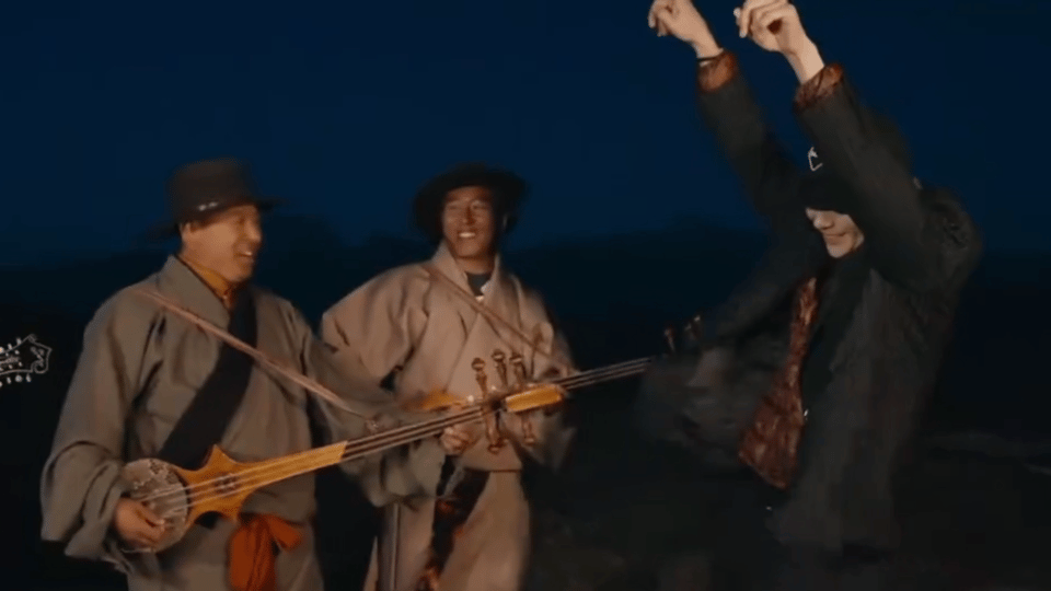 向佐来到康定心系郭碧婷和孩子 康定的星空下藏着三重温柔！向佐与丁真再续纯真友情，