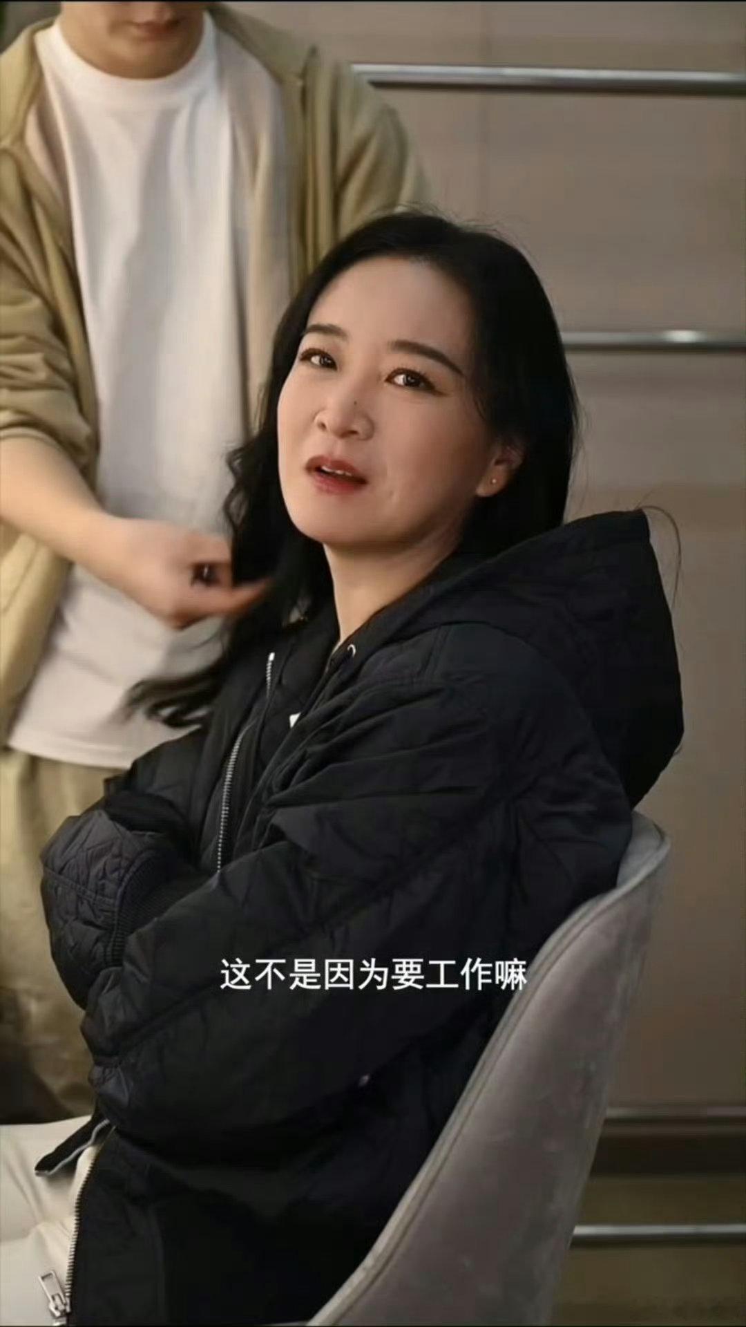 贾玲请假贾玲又烫了大波浪 贾玲请假视频咋美成这样了，还是那么可爱！！又烫了大波浪