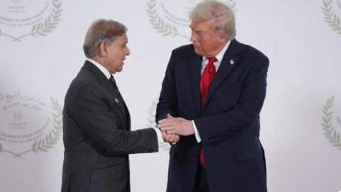 伊朗开出停战条款，包括收取海峡通行费

为避免中东冲突可怕升级，华盛顿和德黑兰已