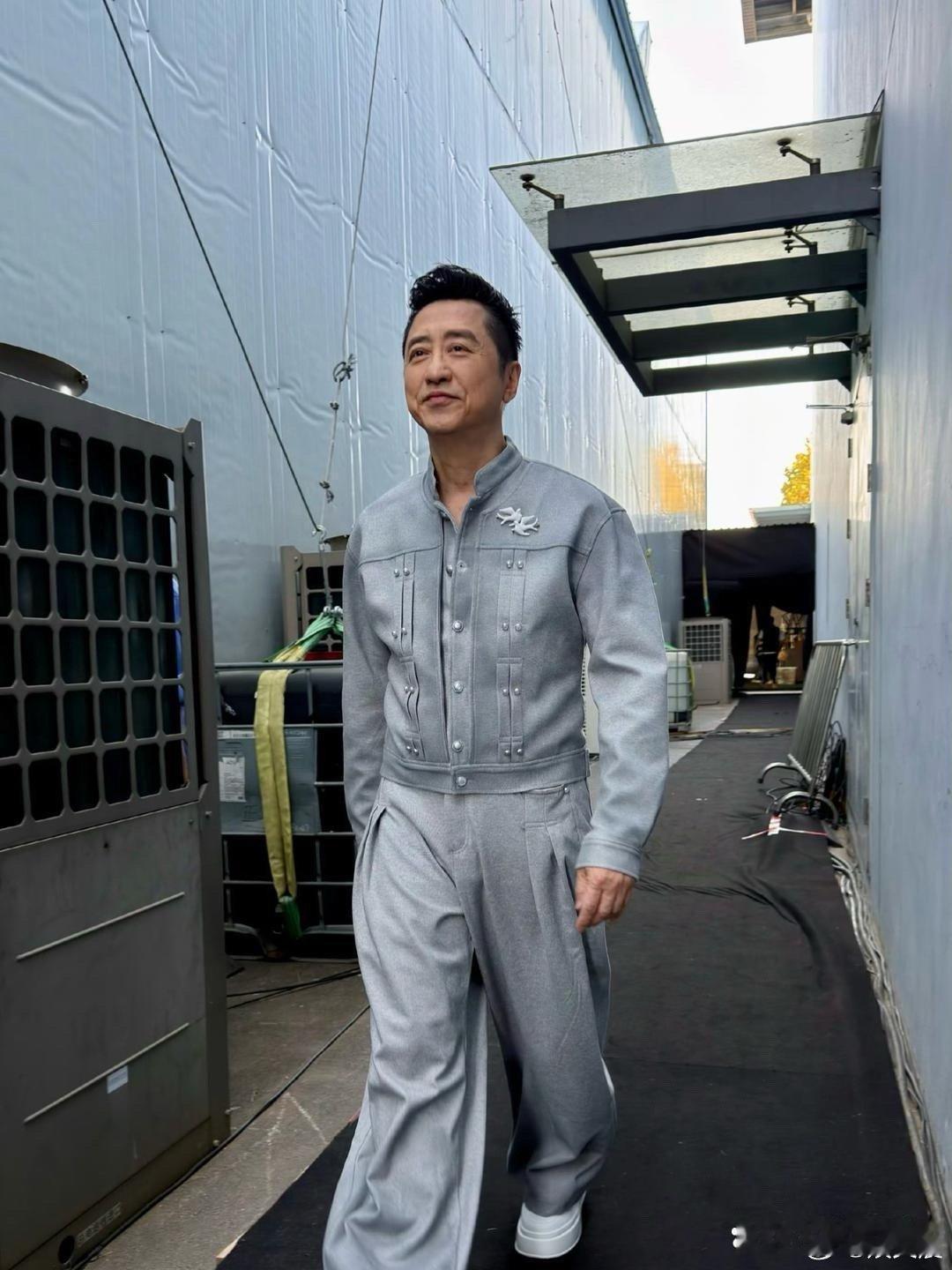 63岁庾澄庆最新街拍曝光，岁月痕迹明显添了几分沧桑，神态竟撞脸于谦与付笛生的结合