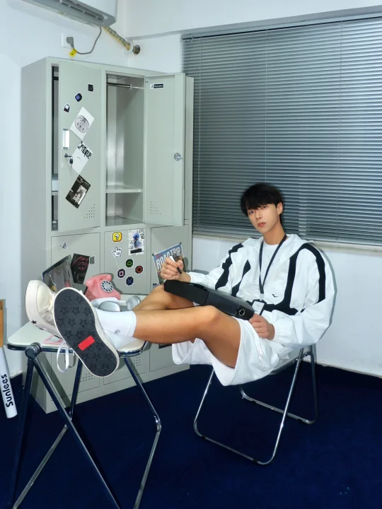 坐在后排的助教