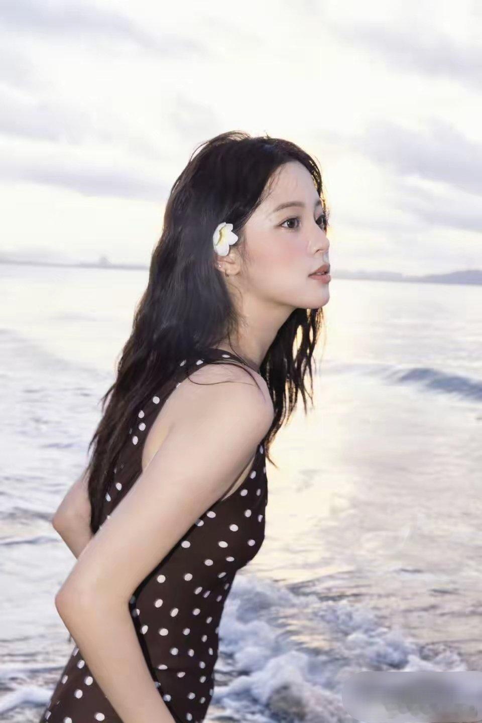欧阳娜娜三亚VOGUE盛典大片，明媚的海岛少女，美得闪闪发光 ​​​