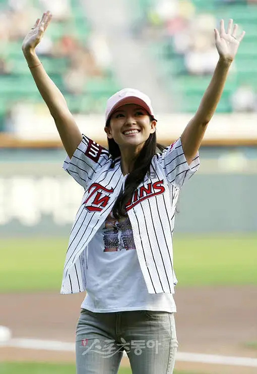2009年，章子怡担任韩国职业棒球比赛试球手 ​​​