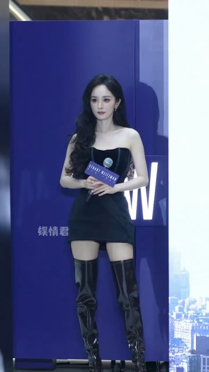 谁懂屏幕拉开的一瞬间，好耀眼美貌幂姐真的美的太权威了肤色比白屏还白杨幂屏幕拉开的