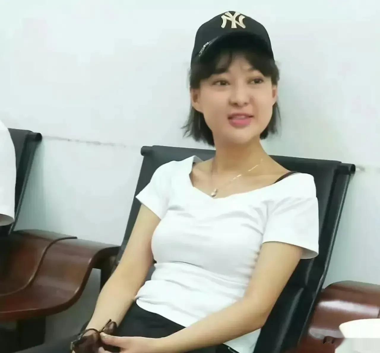 郭美美出狱了！已经二进宫的她，32岁了，肉眼可见地露出老相，但不变的是，依然通过