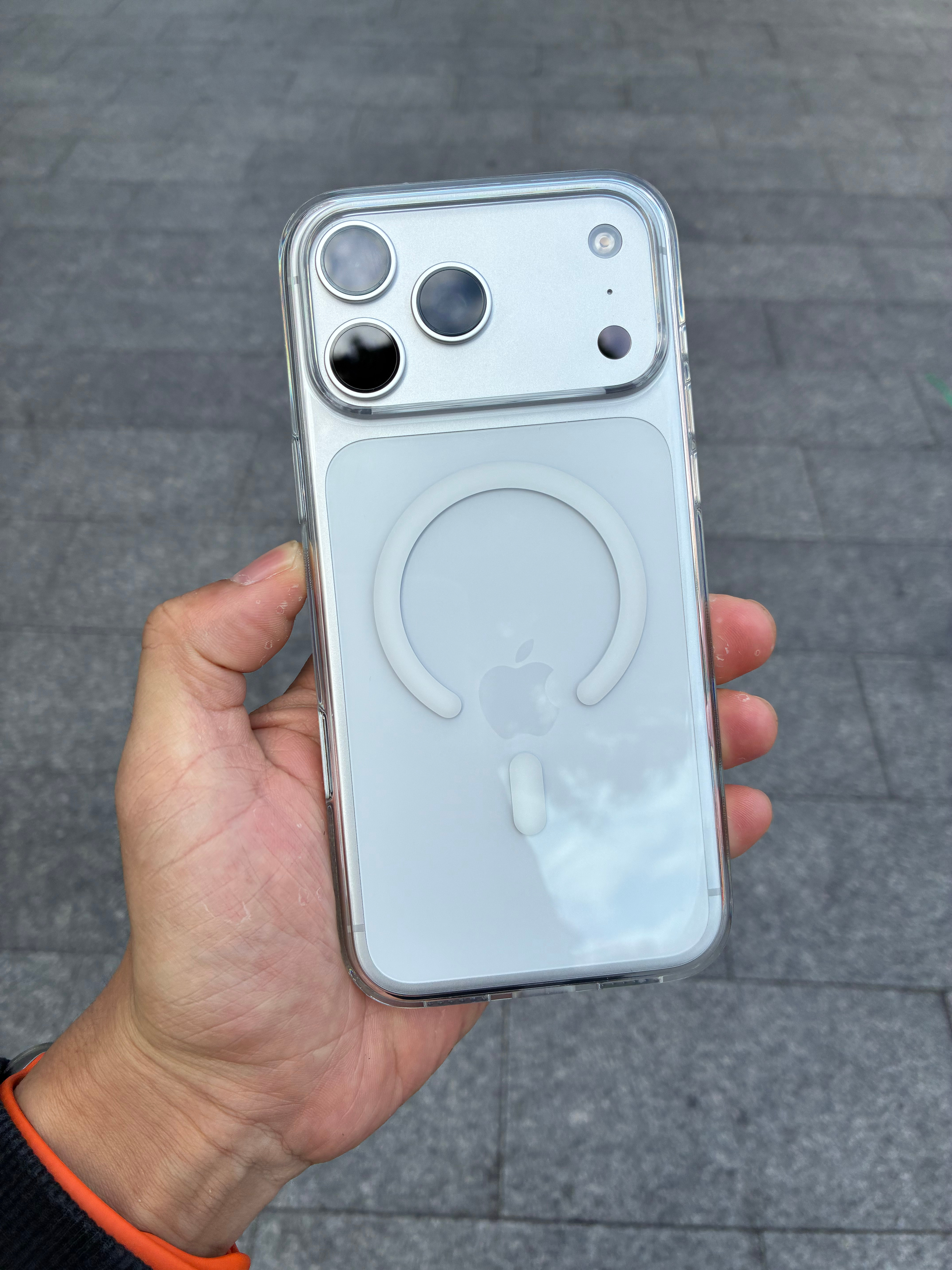 这段时间一直在液态硅胶壳和真皮手机壳之间切换，冷落了透明壳。都快忘了银色iPho