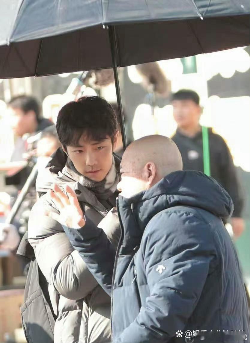 肖战小城良方外景最清晰的路透来了！ 小卷毛，一点点胡渣是刚回小城，郁郁不得志的亮