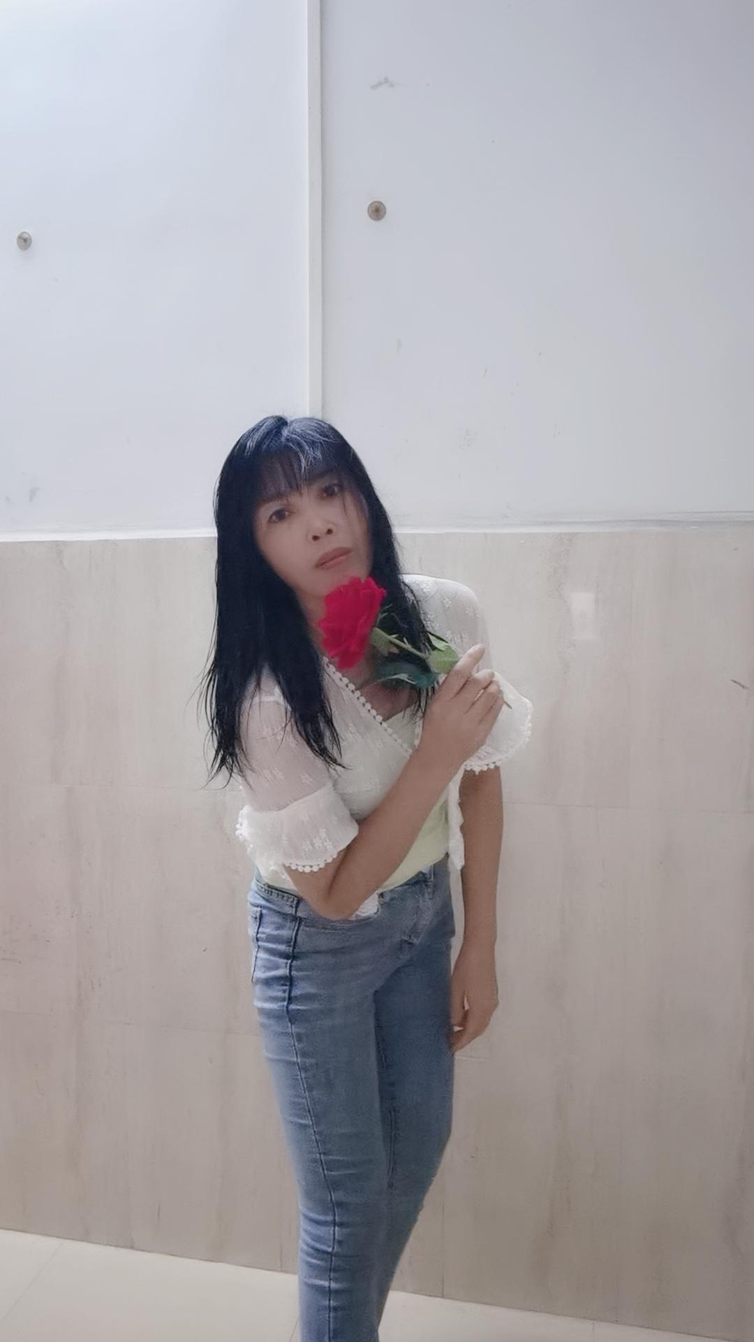 广西北海人，离婚净身出户，没房没存款，人又丑，身高1米6，体重108斤，目前一个