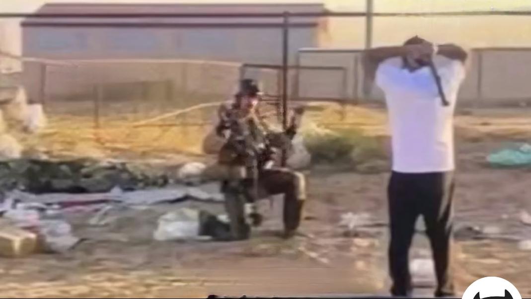 美军名场面，来了！！
别被美国的电影骗了！这个才是美军飞行员的招牌动作：举手投降