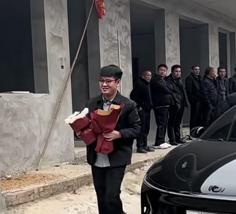 订婚当天女友打扮的太漂亮，
男友竟然没有认出来，
网友：化成灰我都认识，化了妆我