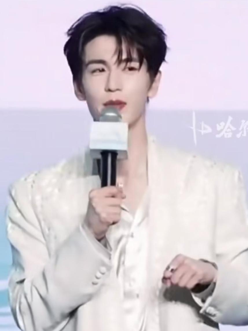 张凌赫：网评反转，争议的背后印证了一句话

《逐玉》开播时，张凌赫的评价清一色好