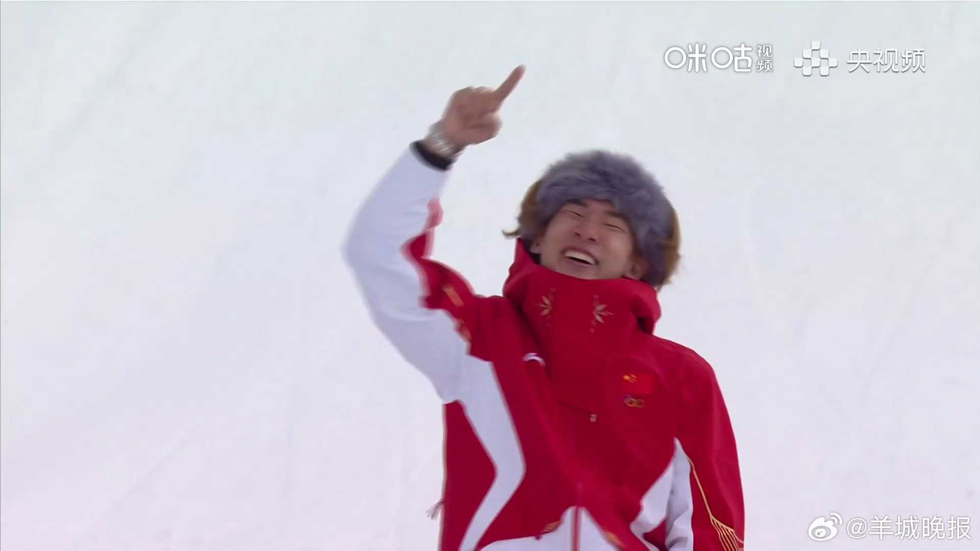 #苏翊鸣手势比1# 在领奖台上自信比出 “1”，这是属于他的巅峰，也是中国单板滑