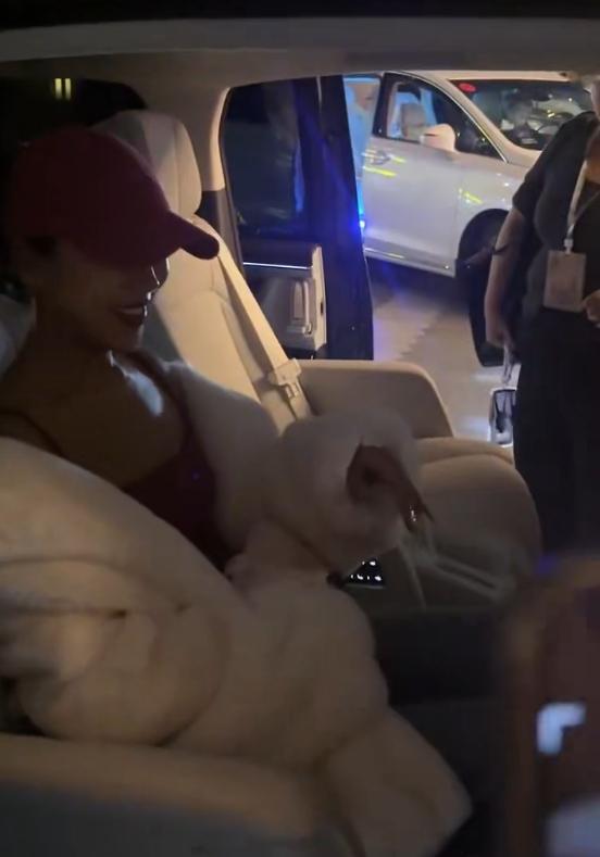 吉克隽逸 我这个肤色你都要问是谁 吉克隽逸路透图太有生活气息，门口追星族众多，竟