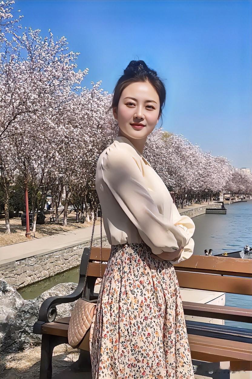 一枕书书·定风波·词组
文·开心吴

湛湛晴空缱绻云。泠泠碧水映芳唇。暗惜繁樱堆