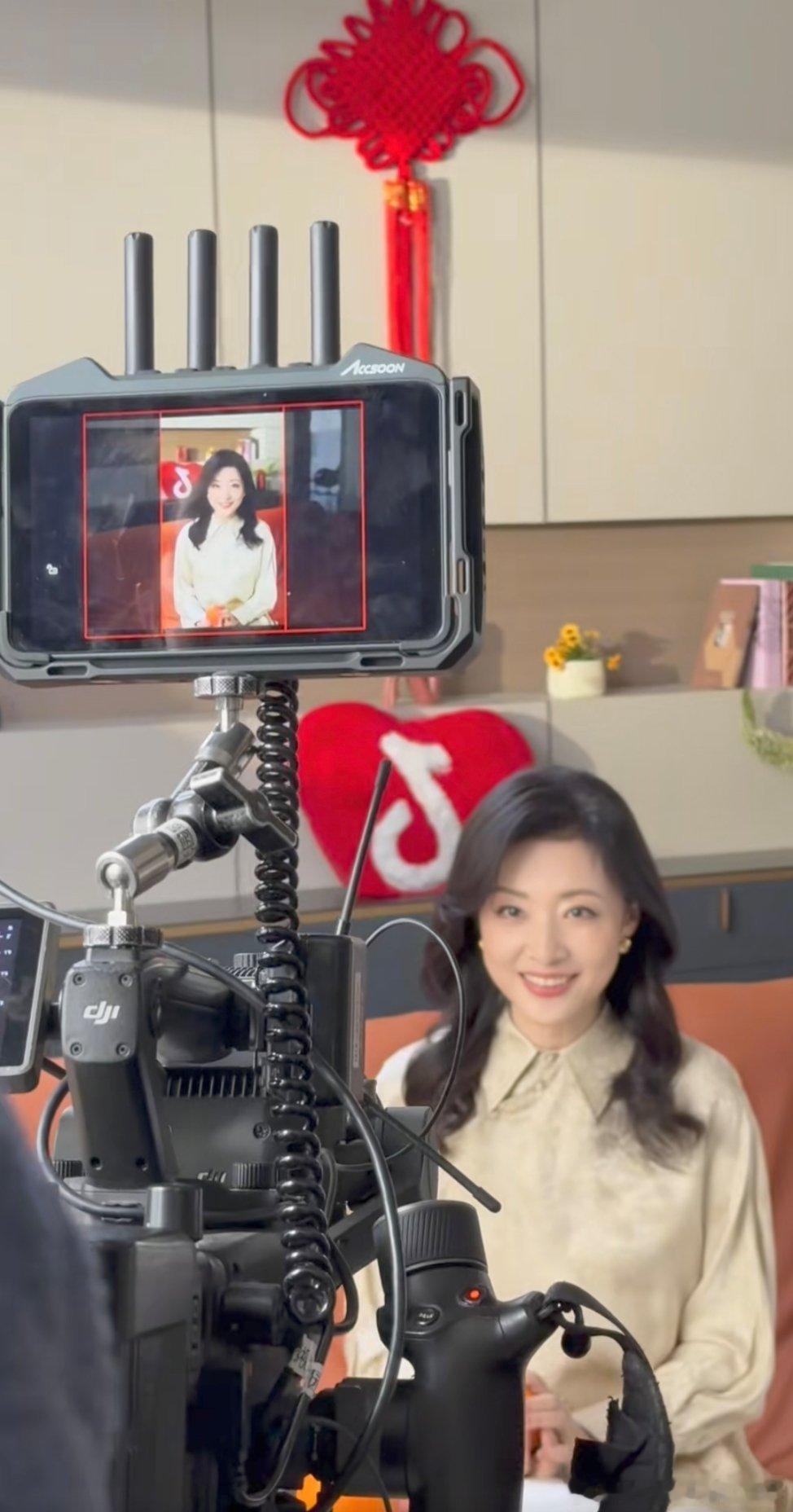 周涛也开始拍短剧了57岁周涛进军短剧圈。 