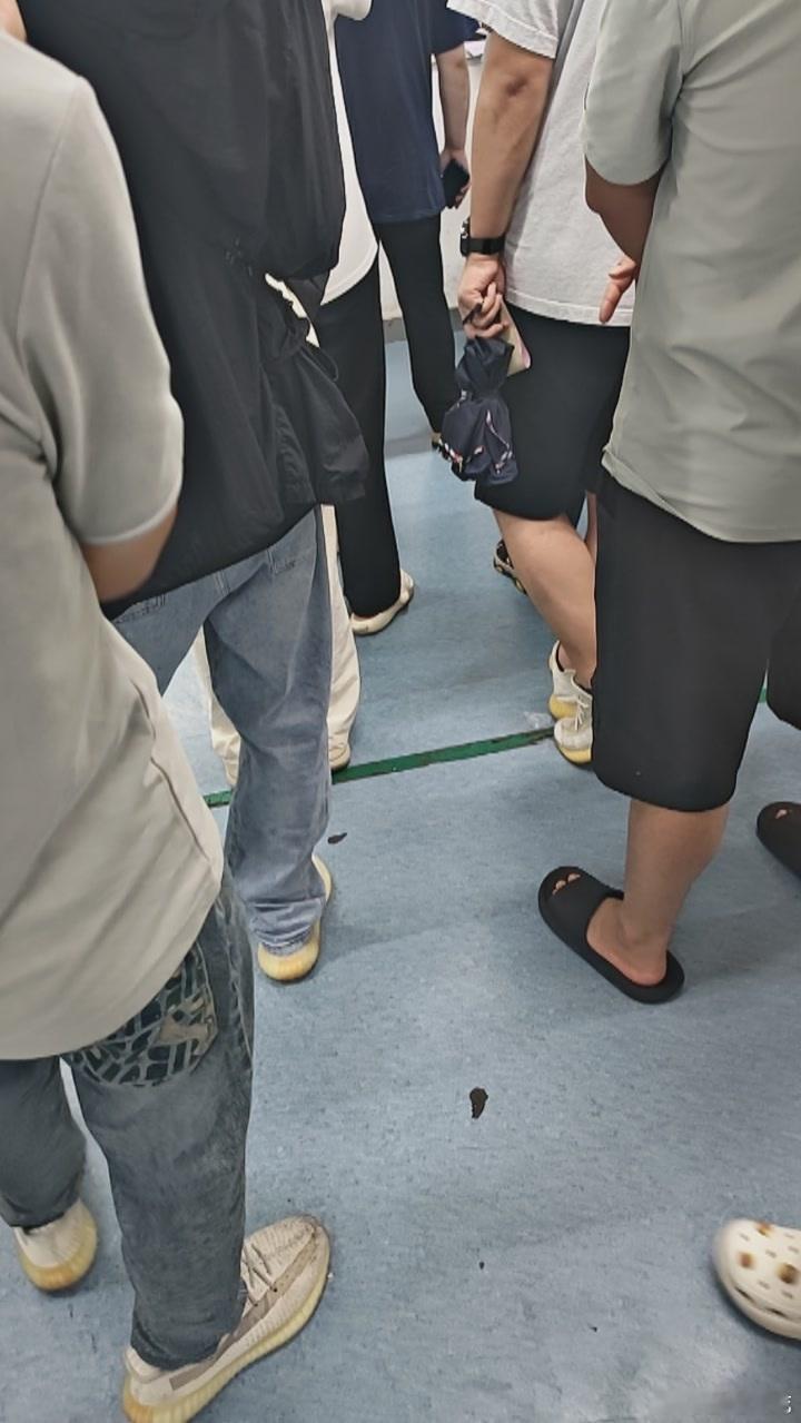 本来想着货少，不着急，天气太热，晚点去。这下好了，大家都是这么想的，都这个点了，