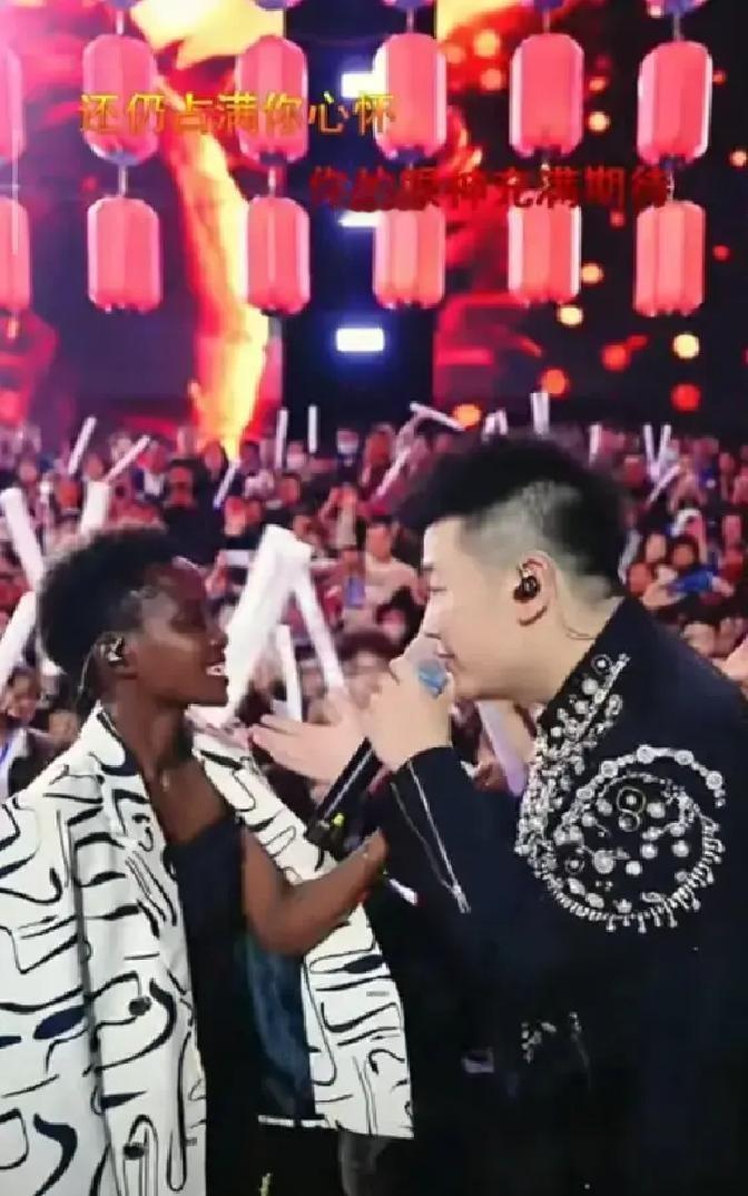 未央湖直播夜，木森当众念人情债，谁红谁冷一眼看穿
花姐一出场，身后十几号人撑伞递