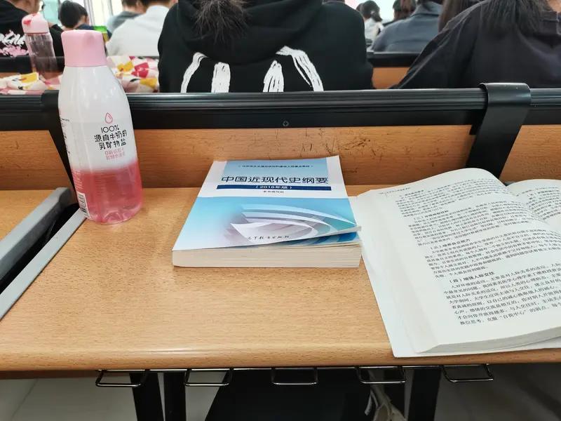 王虹的学习经历就像一本生动的教科书，给学生们不少启示。她大学时为了攻克一门难学的
