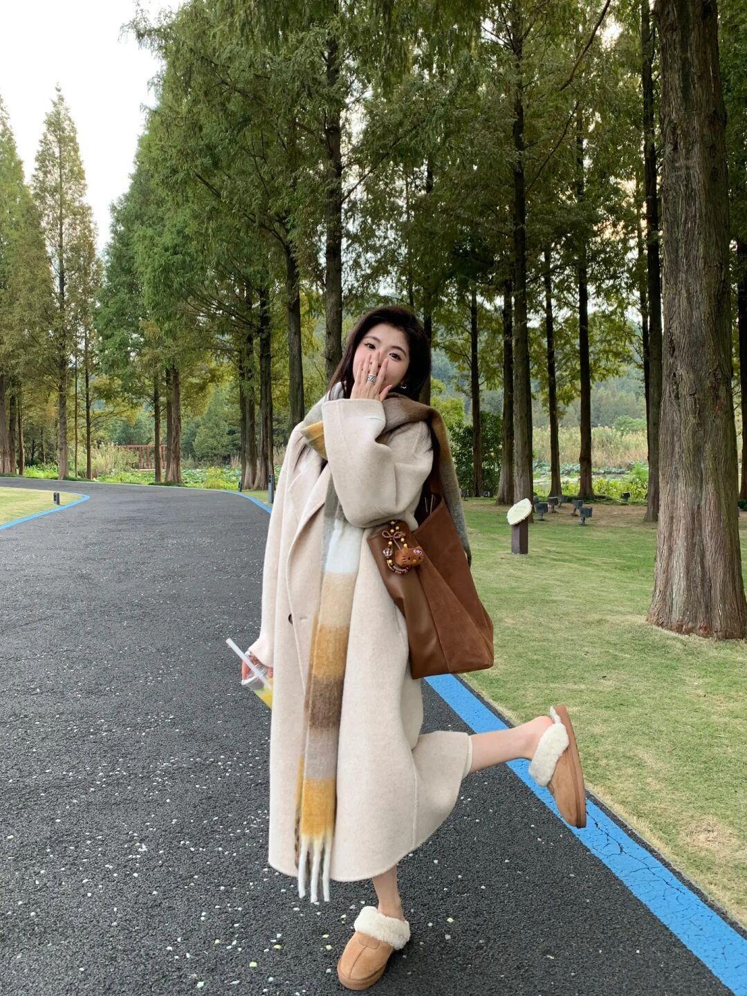 米白色大衣太有韩剧女主氛围感了🥛𓂃⋆｡🐰