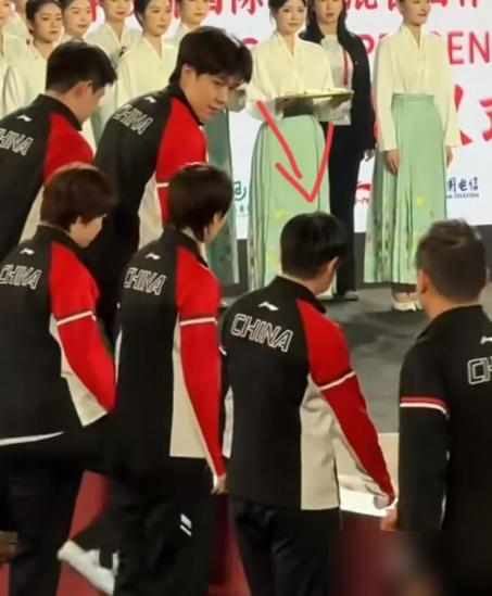 王楚钦啊王楚钦，

你知道吗？

那天的事其实很好还原，就是在成都的混团颁奖礼上