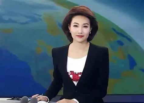 49岁的李梓萌，在新闻联播坐镇20年，但直到今天，还有几百万人在替她愁嫁！“国脸