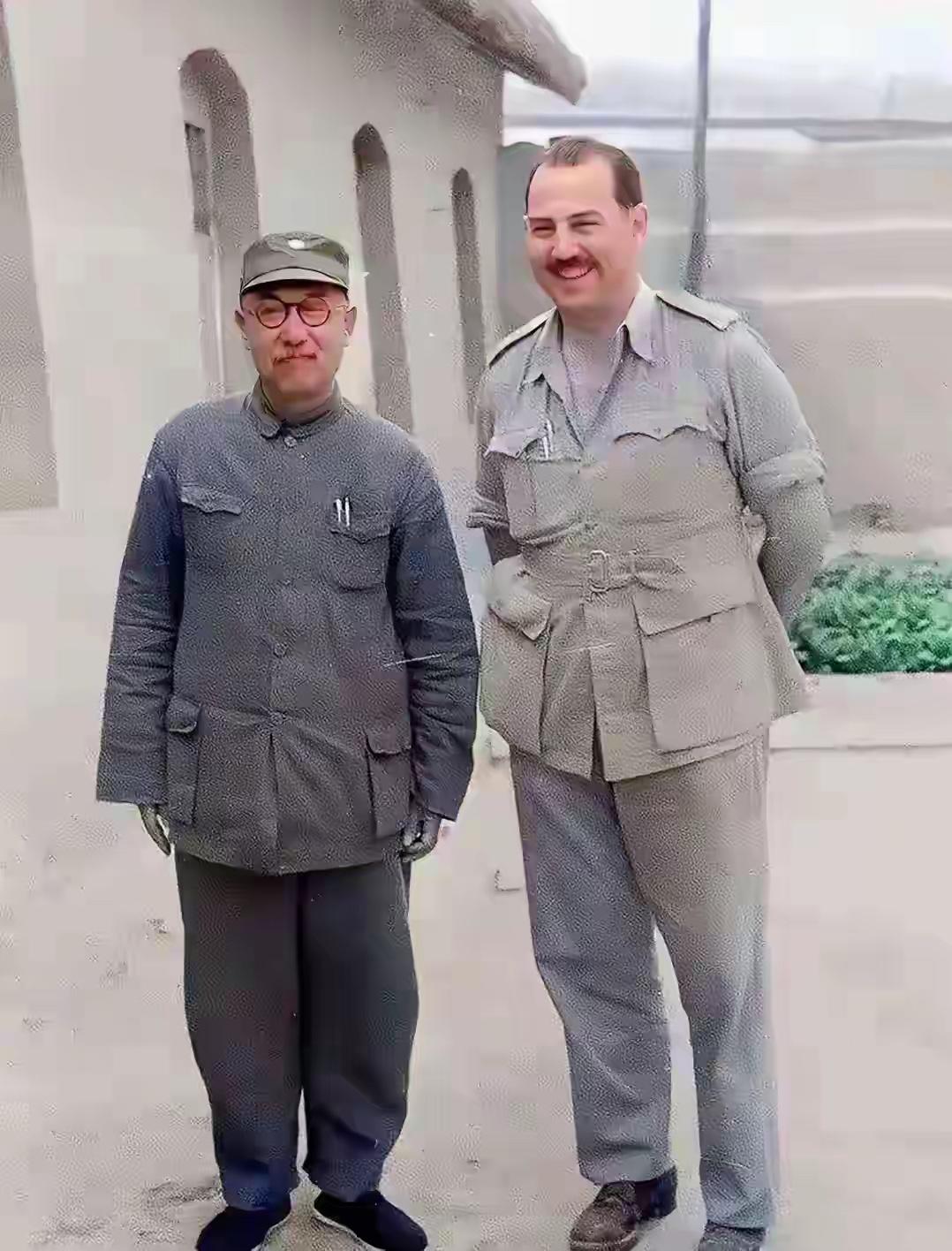 我敢打赌，能把这两位认出来的，绝对是一位近代历史方面的高手。