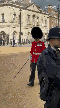 英国人对一些活动也是精益求精的，画面中显示的内容，应该是在训练时丈量步伐，一步能