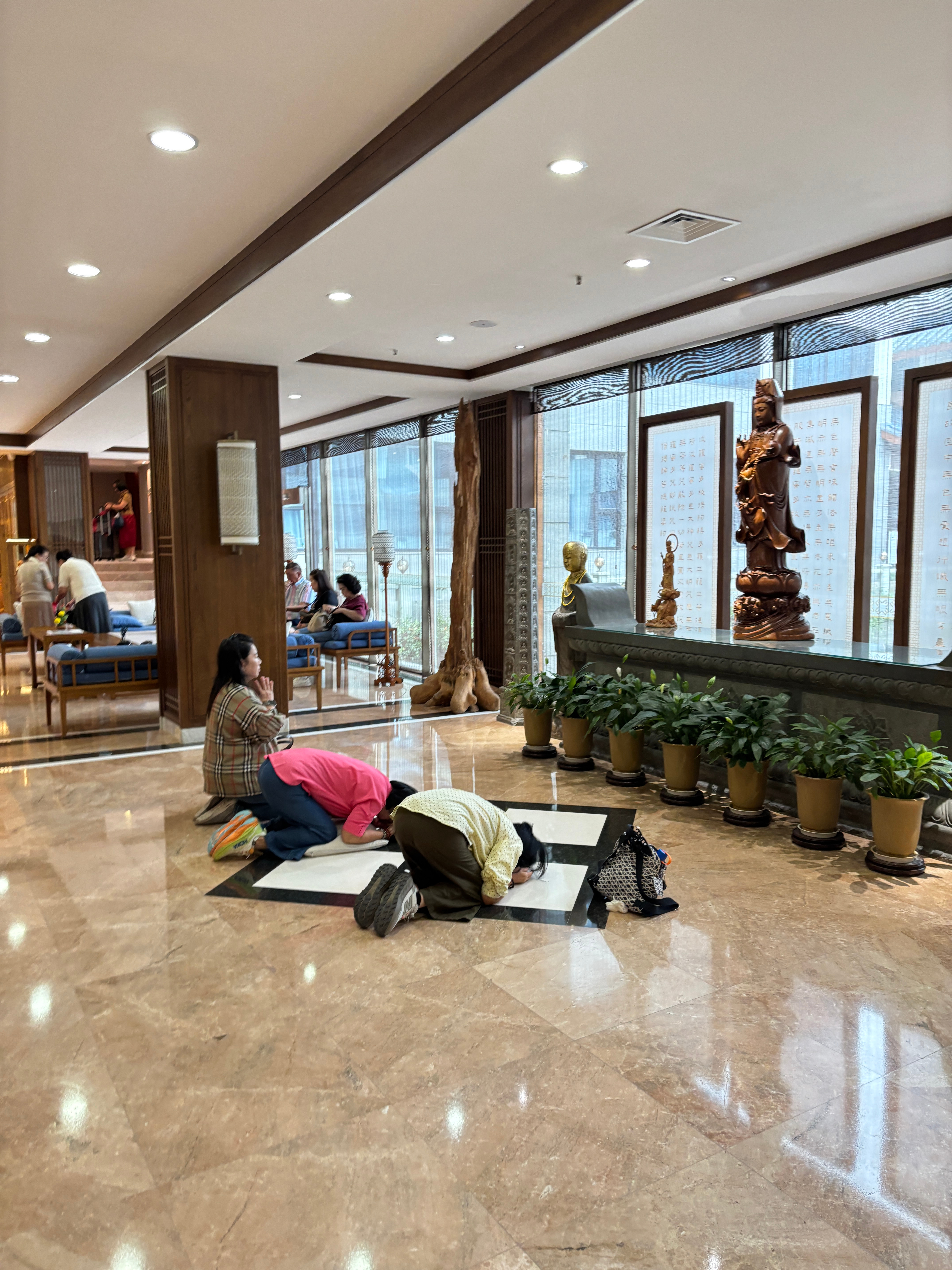 一个人忽然的性情大变或者行为方式之，除了受了重大刺激这个因素以外，还有外因是被d