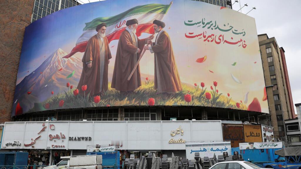 尽管这位新领袖尚未公开露面，但他的形象出现在德黑兰街头许多标语牌和横幅上，其中一