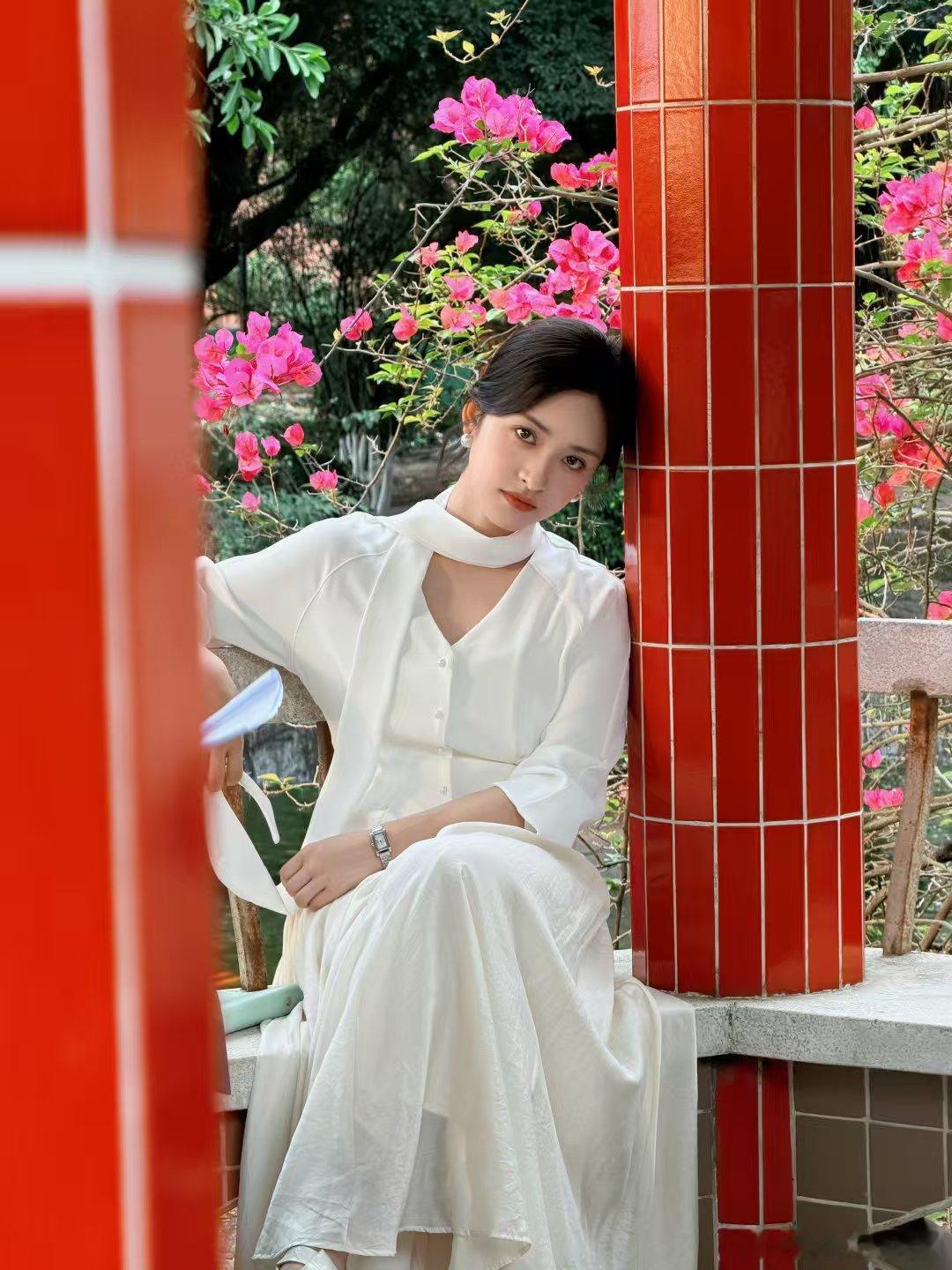 沈月直播亲爱的客栈被沈月工作态度打动！直播中坚守岗位认真服务，注重细节用心对待客