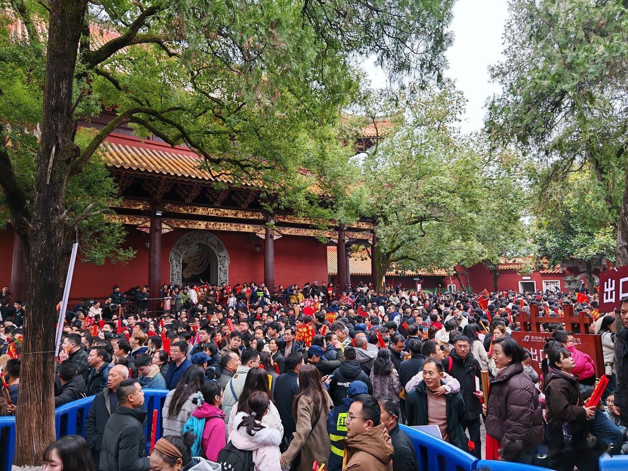 南岳衡山游客174.98万人次，游客量再次位列全省前一，实现旅游收入27.25亿