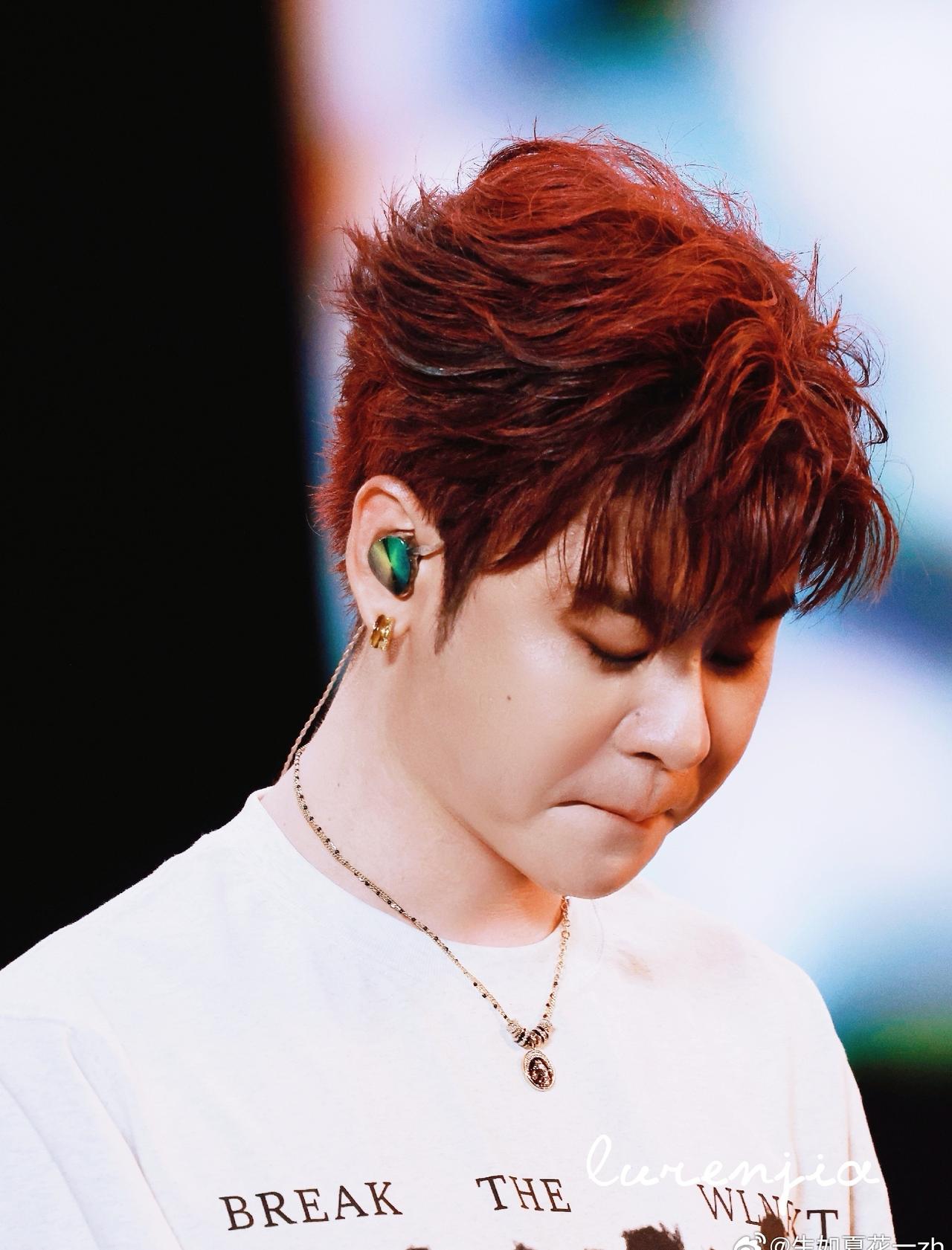 朝阳初升映彩霞，我在想你；点点星光亮天涯，我在盼你；晴天流水抚落花，我在念你；阴