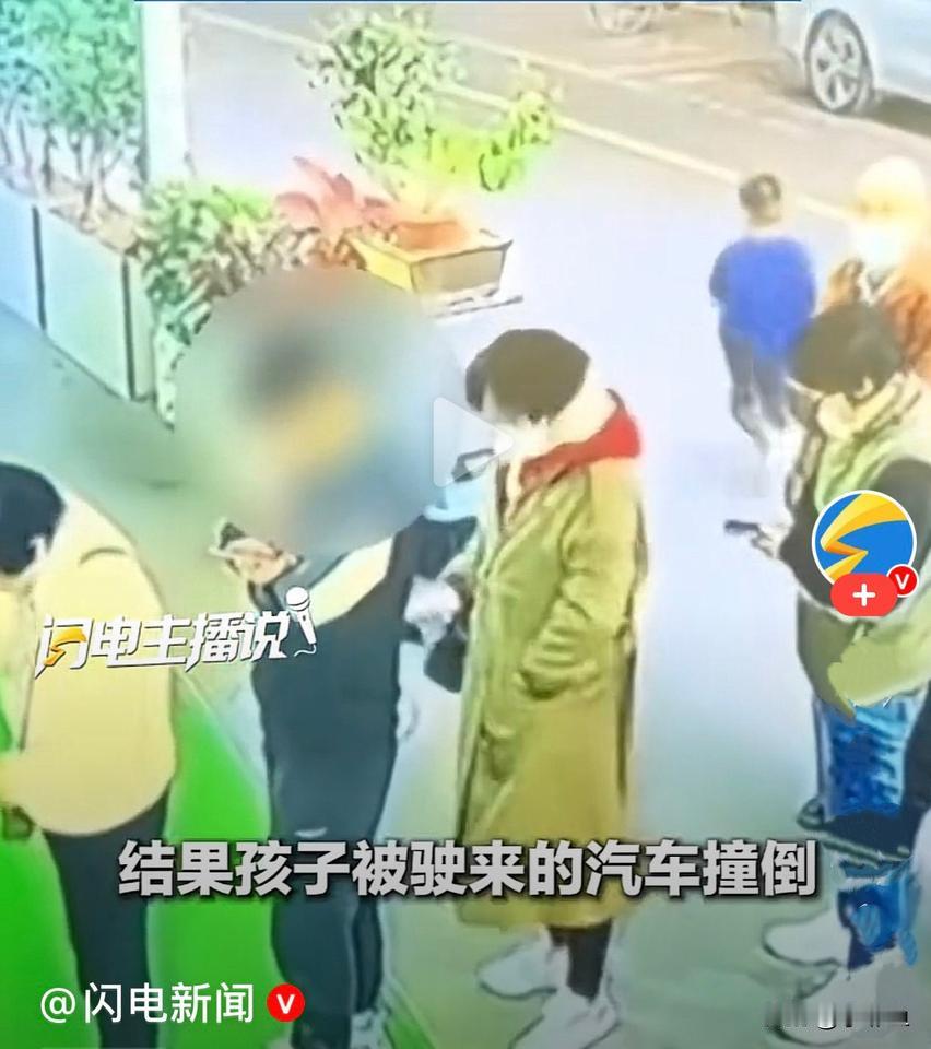 近日，广东一爸爸带孩子太大意了，排队只顾低头看手机，孩子跑到了马路上他都不知道，