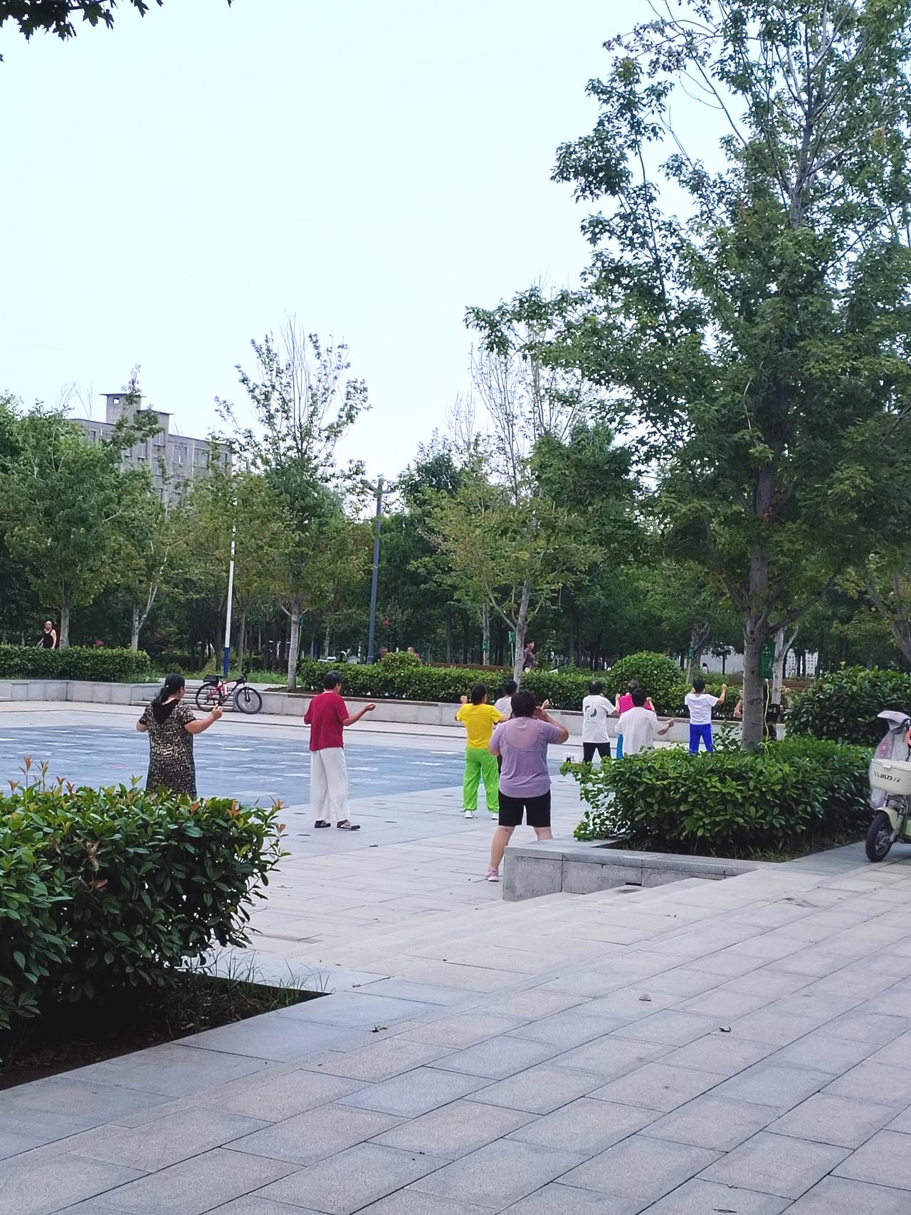 今天早晨去千字文文化公园锻炼身体，看到公园的清晨美景，拿起手机随手拍了几张照片与