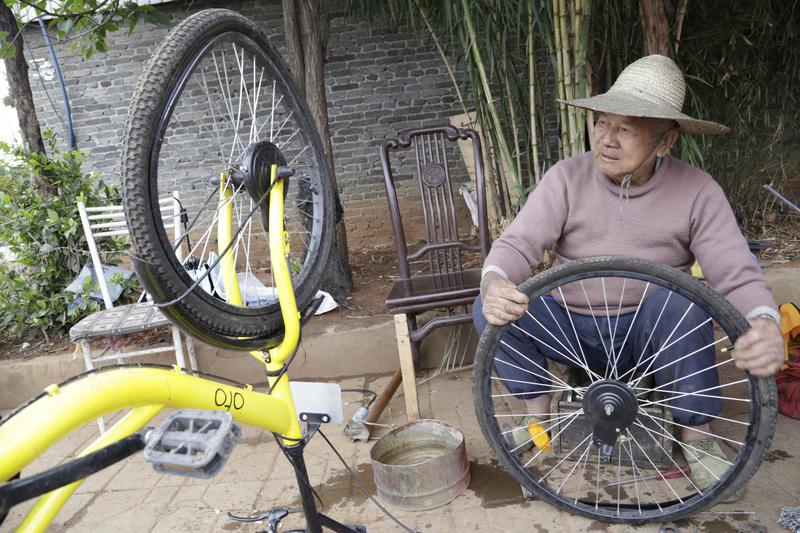 28岁的西安小伙安文龙太牛了！1月10日下午，他骑小黄车从西安南下抵达三亚，29