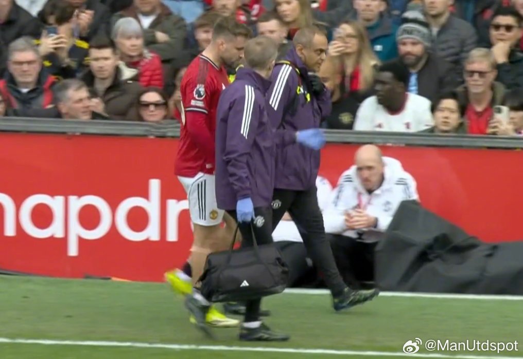 卢克肖坚持不住了但另一方面，肖已经坚持了大半个赛季全首发了，希望伤情不严重吧。M