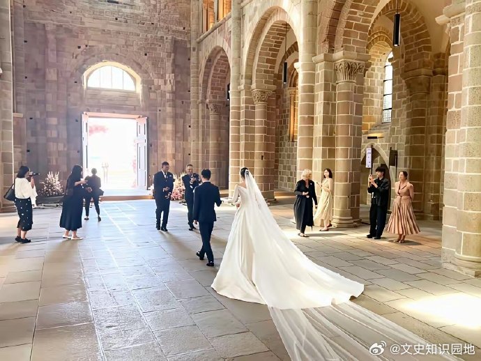 奚梦瑶爸爸仪态身形真的很优越了在奚梦瑶与何猷君的法国古堡婚礼上，一位年过六旬的长