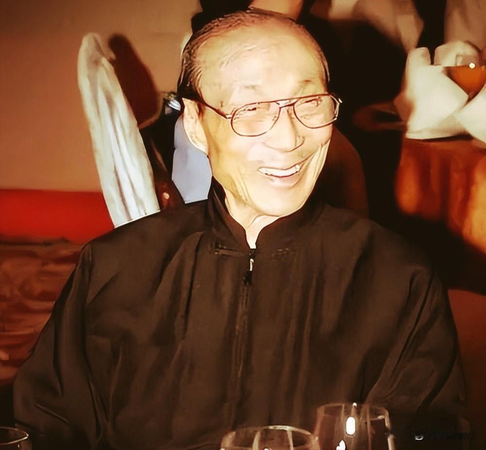 他叫邵逸夫，香港电影真正的造物主，身价百亿的传媒大亨，更是活到107岁高龄、被无