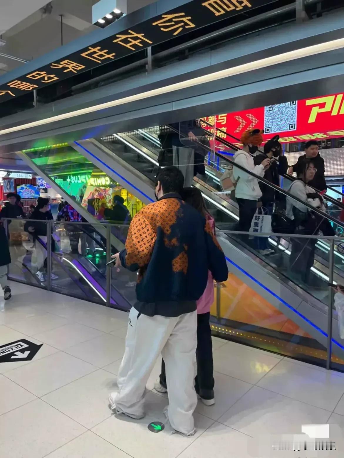 王思聪带着小女友逛街，两人腻腻歪歪的，一看就是热恋中的情侣。他紧紧的搂着小女友，