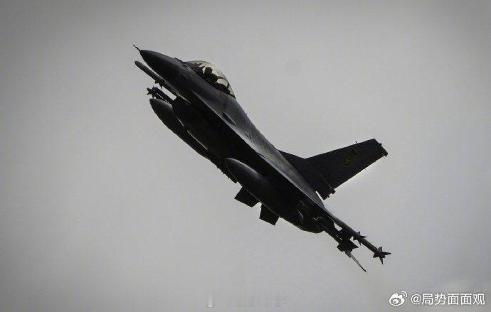 乌军一F16坠毁【乌克兰空军：乌军方一架F-16战斗机因事故坠毁，飞行员跳伞逃生