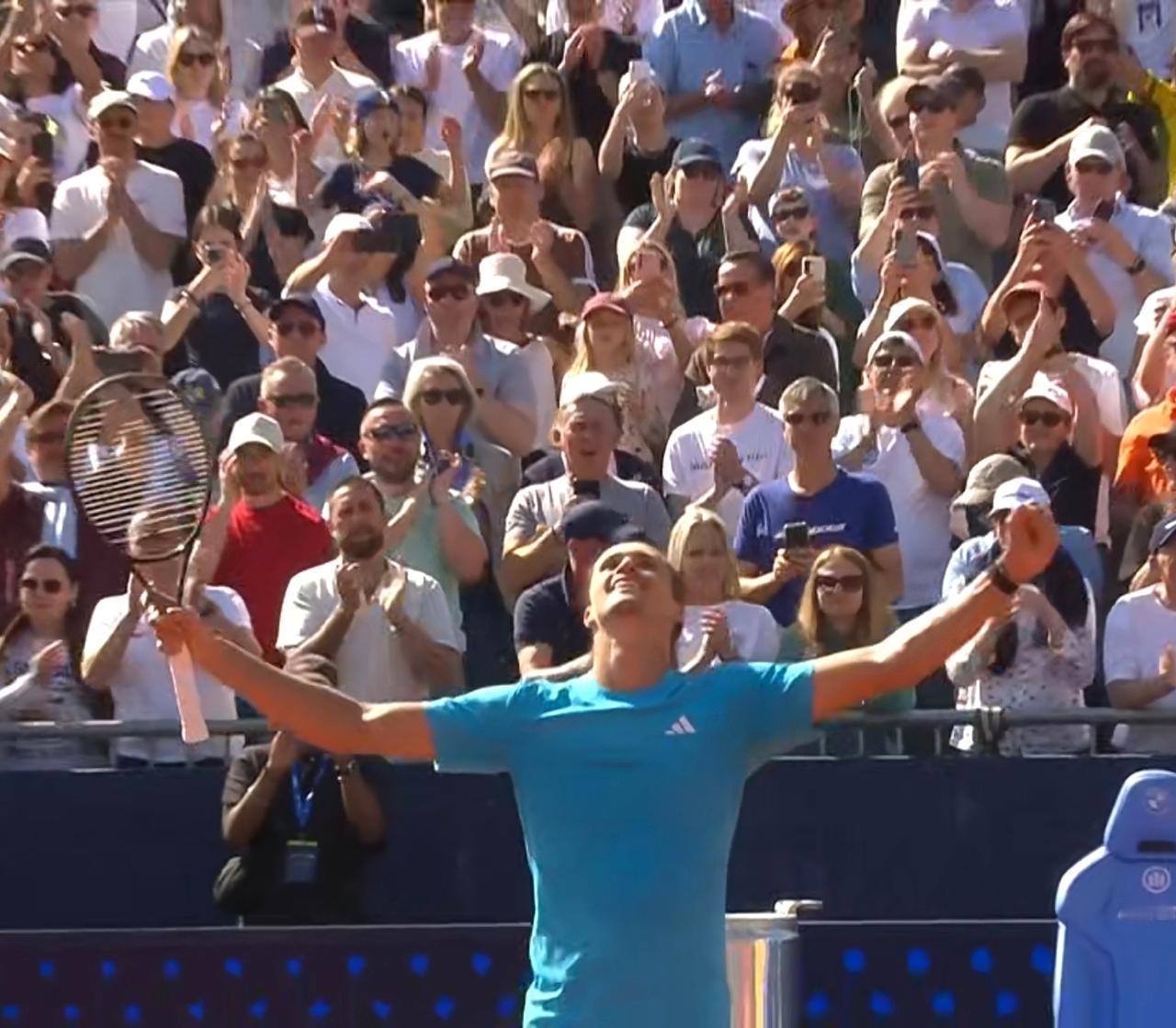 兹维列夫发威送蛋塞伦多洛，职业生涯首次在红土击败塞伦多洛
         北京