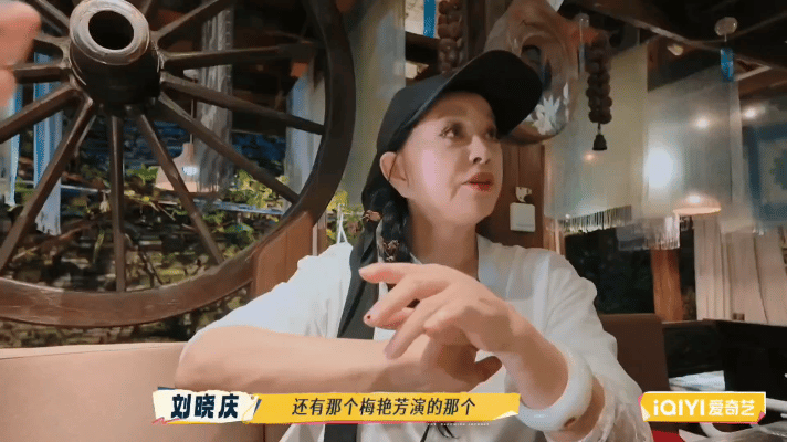 刘晓庆说梅艳芳穿旗袍漂亮的时候，语气里全是欣赏，美人之间的互相夸赞太有画面感了，