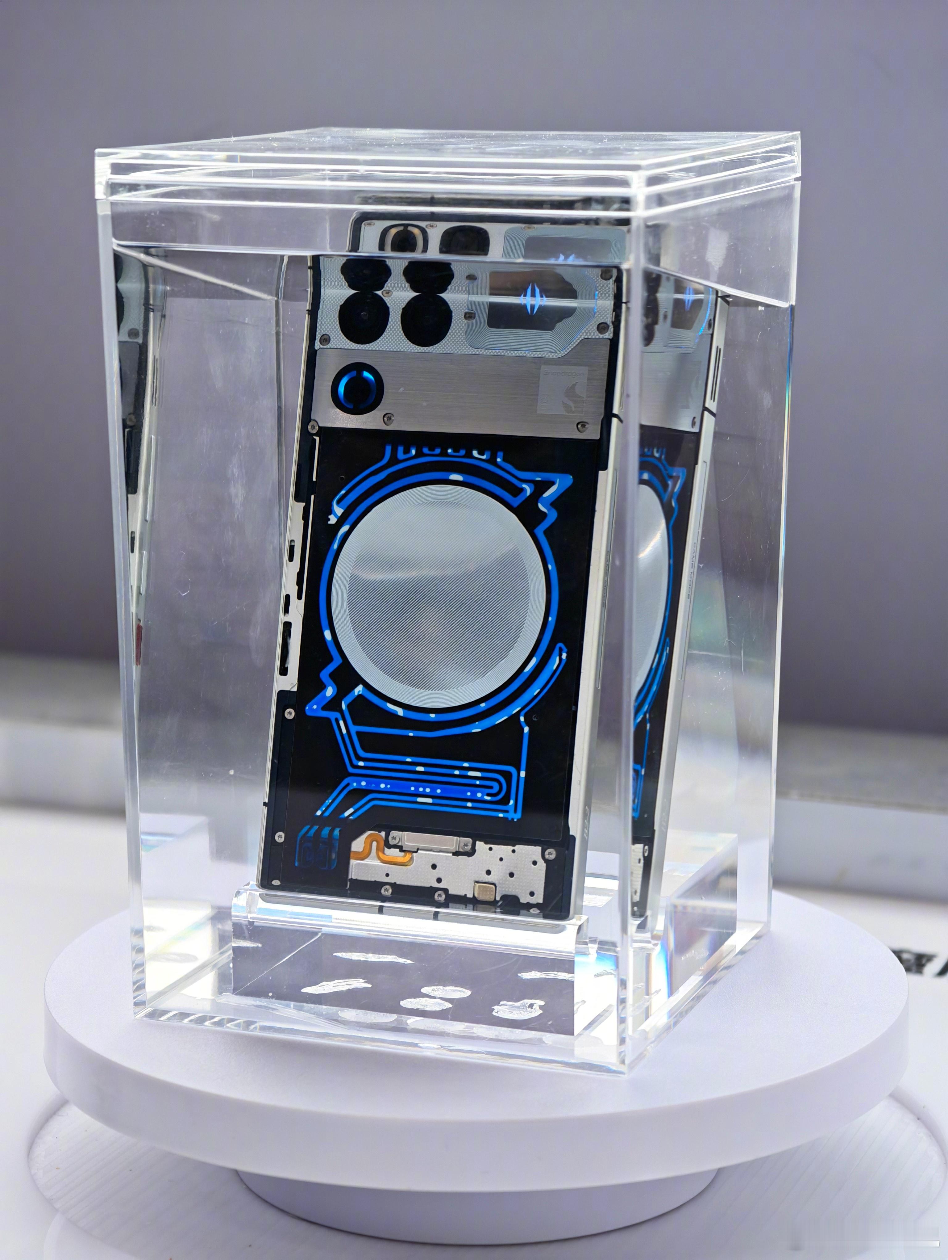 红魔 11 Pro 系列体验区实拍，基本新品都在这里了，外观还挺猛的吧[doge