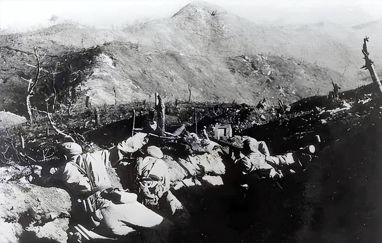 1950年12月初，在长津湖被狠狠重创的美军陆战一师，被迫从下碣隅里动身，一路向