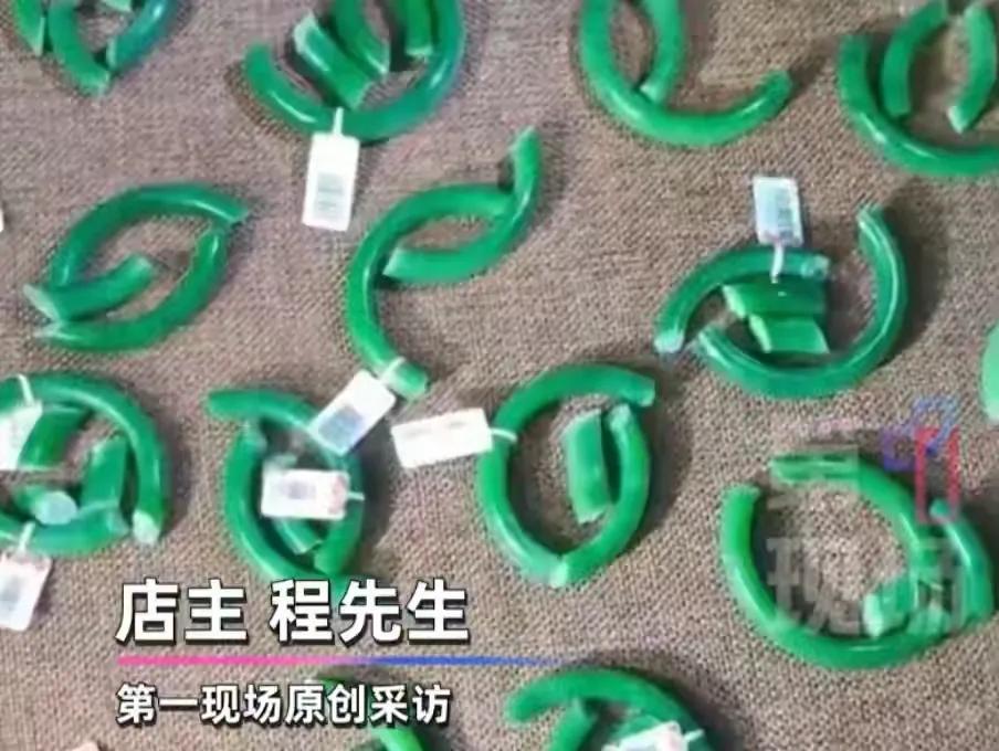 店员拉桌子不小心碰碎近50个和田玉镯，价值上百万，但店主的反应居然很淡定！[捂脸