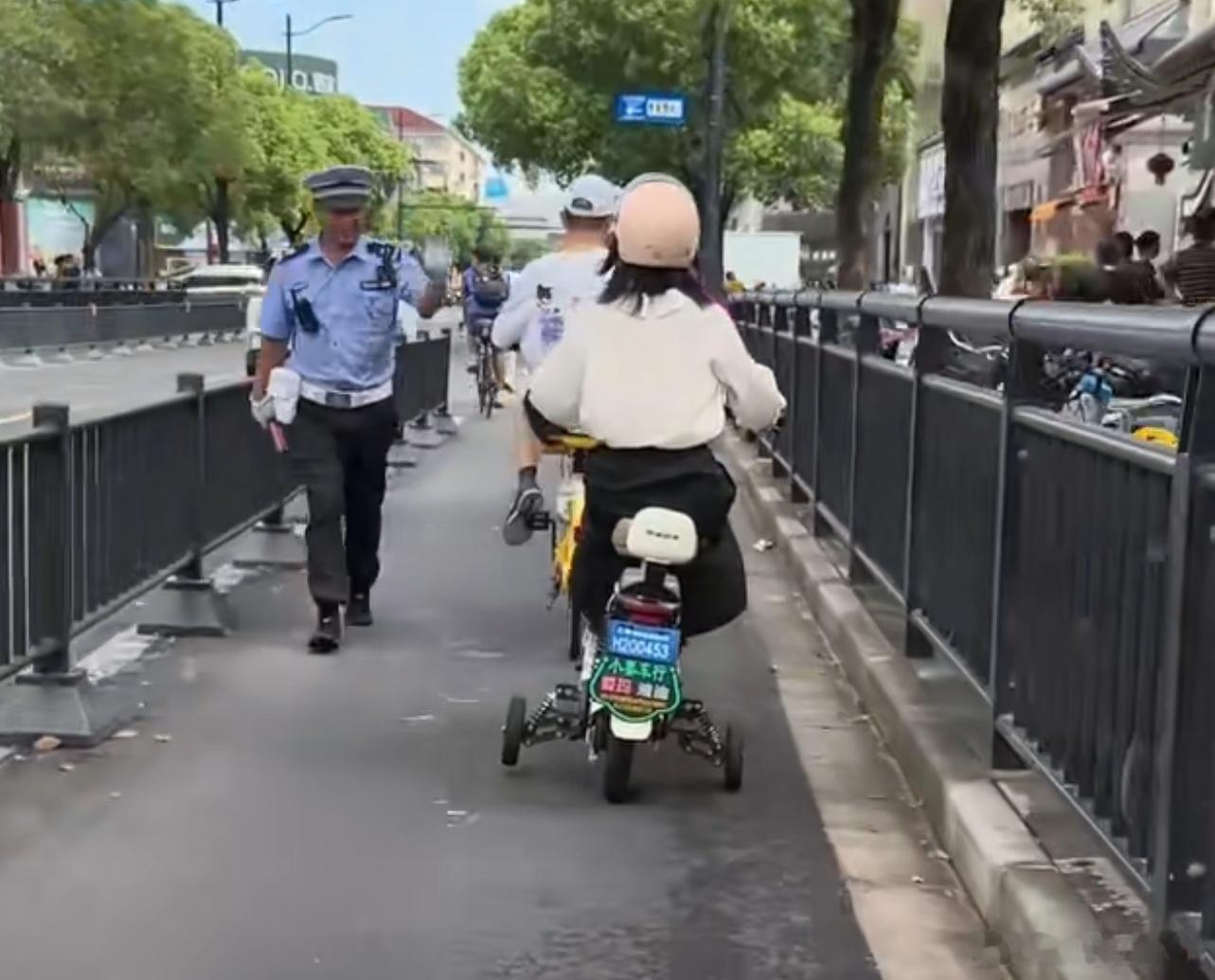 电动车不会骑有不会骑的办法笑死，不是我不想骑两轮，是不会啊，小时候就骑过这种小四